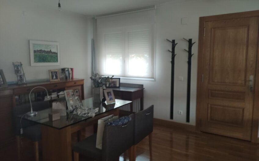 CASA AISLADA EN VENTA. ZIZUR MAYOR